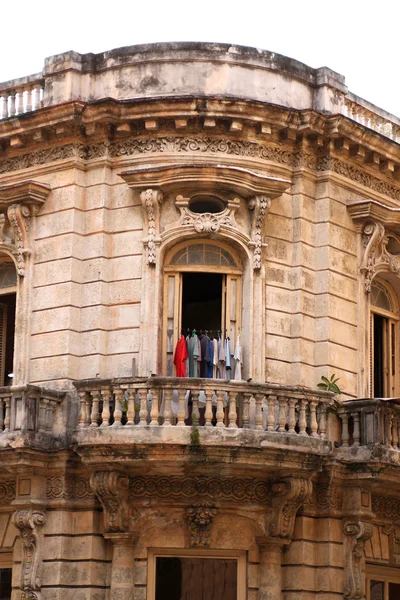 Vêtements traînant pour sécher à La Havane, Cuba — Photo