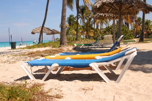 Espreguiçadeiras na praia do Caribe — Fotografia de Stock
