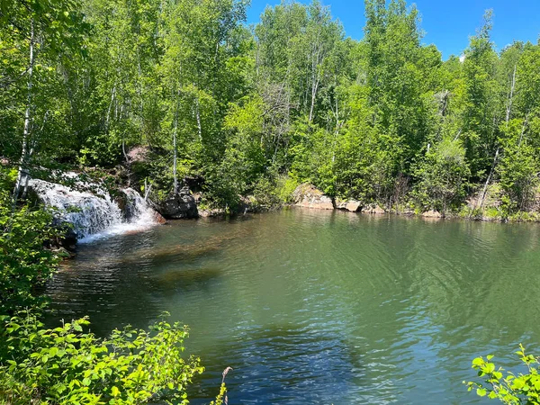 Oásis Isolado Meio Floresta New Brunswick Canadá Com Cachoeiras Vegetação — Fotografia de Stock
