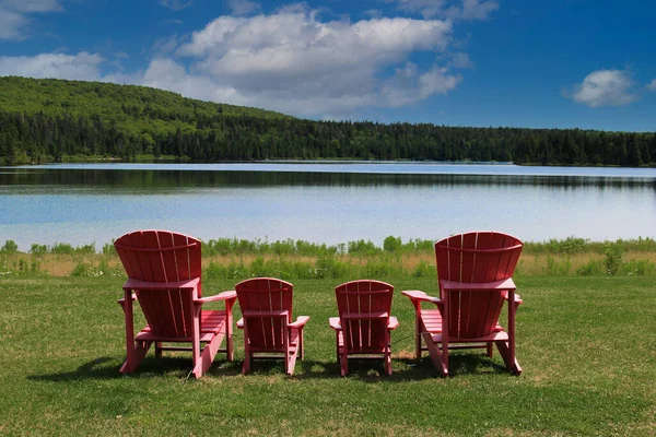 Vista Panorâmica Cadeiras Adirondak Plástico Vermelho Vazias Frente Bela Vista — Fotografia de Stock