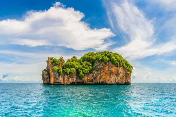 High cliffs on the tropical island. — Stock Photo, Image