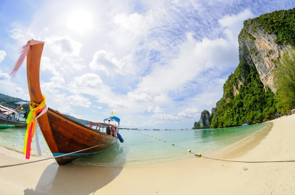 Tropikal plaj, geleneksel long tail tekne, poda bay, Tayland — Stok fotoğraf