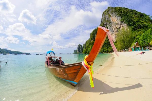 Tropikal plaj, geleneksel long tail tekne, poda bay, Tayland — Stok fotoğraf