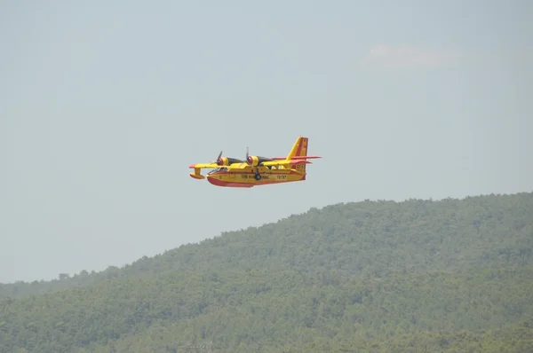 Bombardier CL-415 bombardiere ad acqua aereo il 27 luglio 2012 vicino a Pola, Croazia. CL-415 e simili bombardieri ad acqua vengono utilizzati in Croazia durante l'estate per spegnere gli incendi boschivi . — Foto Stock