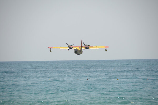 Самолёты Bombardier CL-415 27 июля 2012 года недалеко от Пулы, Хорватия. CL-415 и аналогичные водные бомбардировщики используются в Хорватии летом для тушения лесных пожаров
.