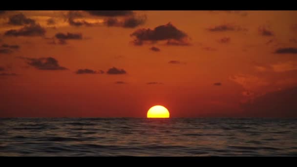 Fond du ciel sur le coucher du soleil. Composition naturelle. — Video