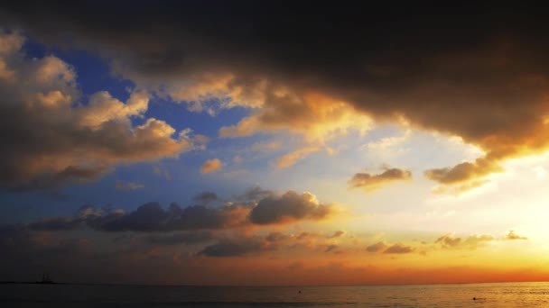 Fondo del cielo al atardecer. Composición natural. — Vídeo de stock