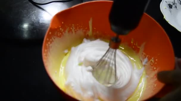 烹饪奶油从奶油和鞭打奶油 制作蛋糕的过程 — 图库视频影像
