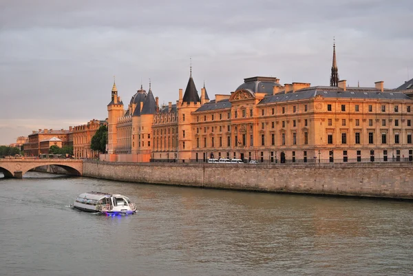 Parijs bij zonsondergang — Stockfoto