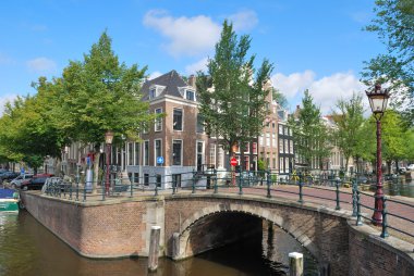 Amsterdam. kanallar arasında köprü