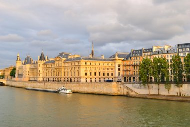 Gün batımında Paris