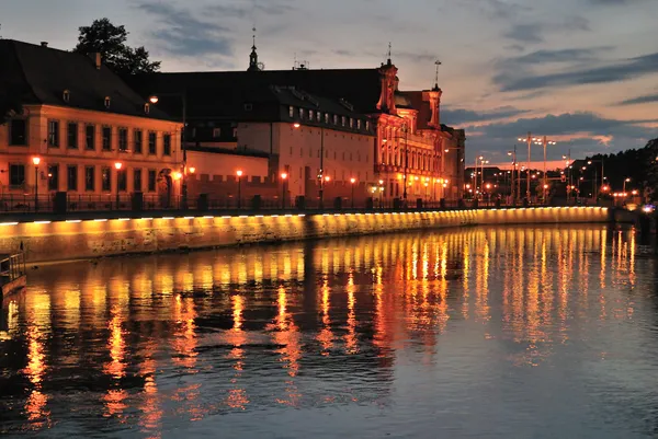 Wroclaw. nábřeží řeky Odra po západu slunce — Stock fotografie