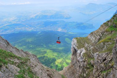 İsviçre Alpleri'nde teleferik