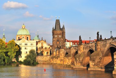 Prag. gün batımında tarihi kent 