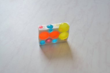 Renkli topları olan orijinal bir el yapımı sabun.