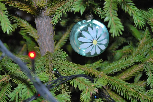 Όμορφο Φωτεινό Γαλάζιο Χριστουγεννιάτικο Παιχνίδι Δέντρο — Φωτογραφία Αρχείου