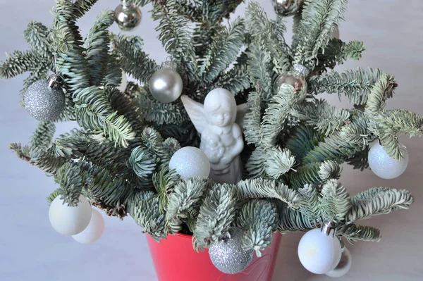 Hermosa Decoración Navidad Con Brillantes Juguetes Árbol Navidad Ramitas Piel — Foto de Stock