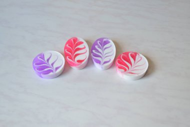 Bir dizi orijinal el yapımı sabun.