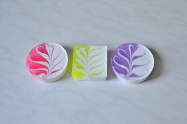 Bir dizi orijinal el yapımı sabun.