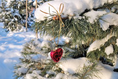 Sevgililer Günü. Kalp şeklinde güzel, parlak bir Noel ağacı oyuncağı.