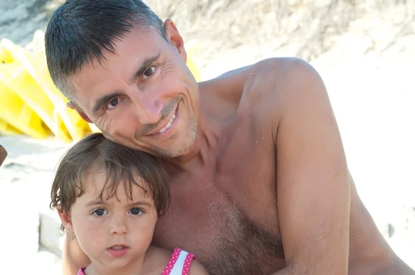 Otec a syn se usmívá na pláži — Stock fotografie
