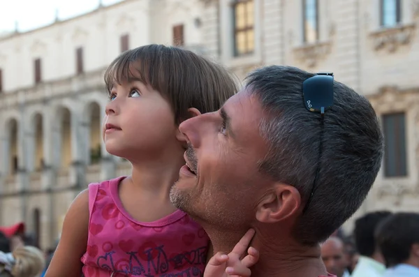 Padre y su pequeña hija al aire libre en la ciudad —  Fotos de Stock