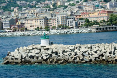 Deniz kıyısında bir kasaba