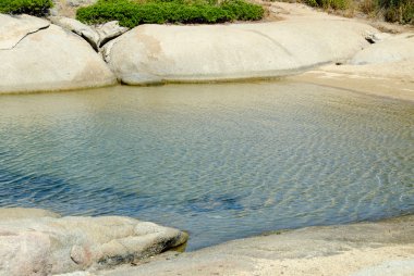 Suyun kenarındaki kayalar