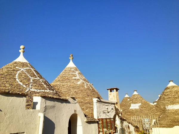 Típicas casas trulli con techo cónico en Alberobello, Italia — Foto de Stock