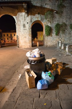 basura en la calle por la noche - pisa