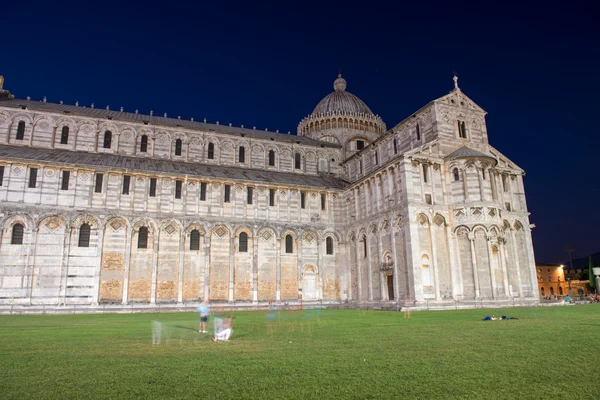 Blick auf den Platz der Wunder - Piazza dei miracoli in Pisa bei Nacht — Stockfoto