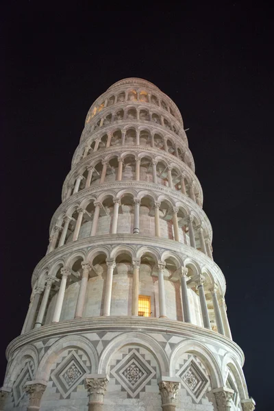 A torre inclinada de Pisa à noite - Itália — Fotografia de Stock