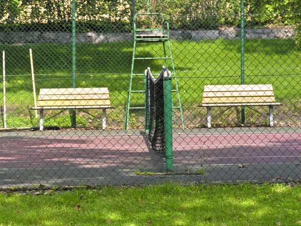 Quadra de tênis em um parque de Estocolmo — Fotografia de Stock