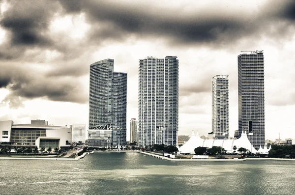 Miami wolkenkrabbers over een bewolkte hemel — Stockfoto