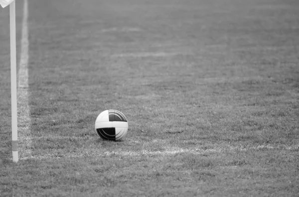 Pelota de fútbol cerca de la esquina — Foto de Stock