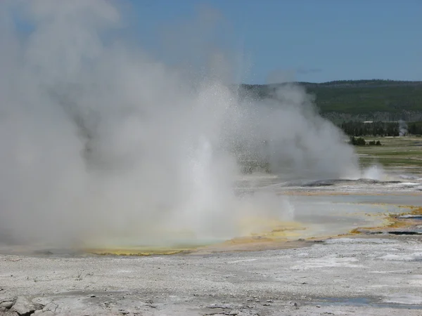 Táj és a gejzír a Yellowstone Nemzeti Park — Stock Fotó