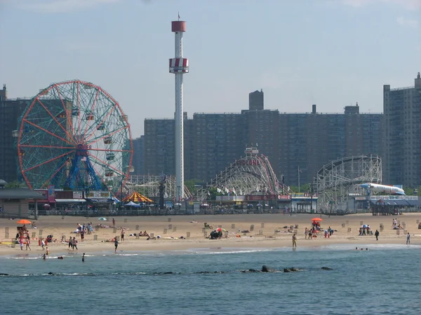 BROOKLYN, NEW YORK - JUN 16: Coney Island known for its boardwal — Stock Photo, Image