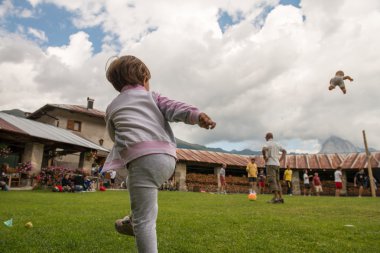 Bebek oyuncak bebek parkı açık hava atma