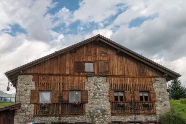 dolomites - İtalyan dağlar tipik ahşap ev