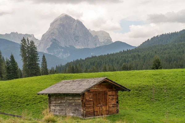 ドロミテ - イタリアの山の典型的な木造の家 — ストック写真