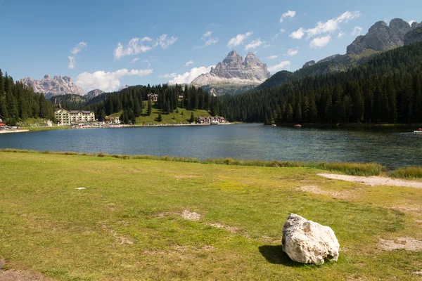 Lac Dolomites aux couleurs estivales — Photo