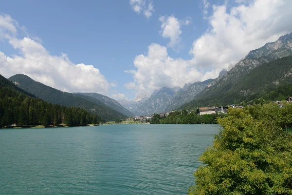 Dolomiterna sjö med sommar färger — Stockfoto