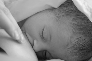 Yeni doğan bebek kız süt emme