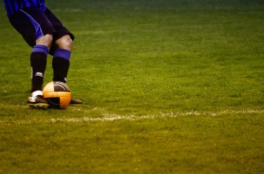 bir futbol maçı sırasında topu tekmeleme