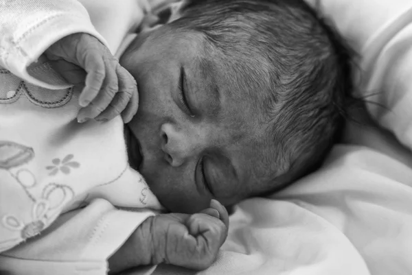 Nowo narodzonego dziecka dziewczyna w łóżku, Włochy — Zdjęcie stockowe