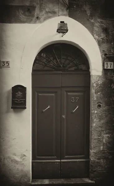 Pisa, Olaszország-régi piros ajtó — Stock Fotó