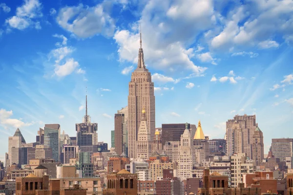 New York City - 12 maart: The Empire State Building schittert in th — Stockfoto