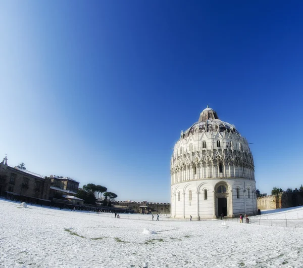 Piazza dei miracoli in pisa na een sneeuwstorm — Stockfoto