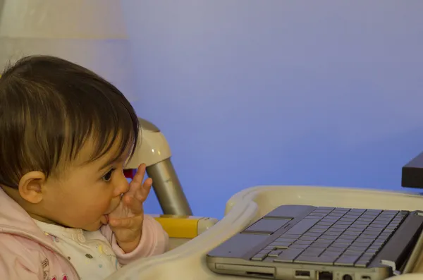 1 ano bebê menina tentando usar seu Netbook — Fotografia de Stock