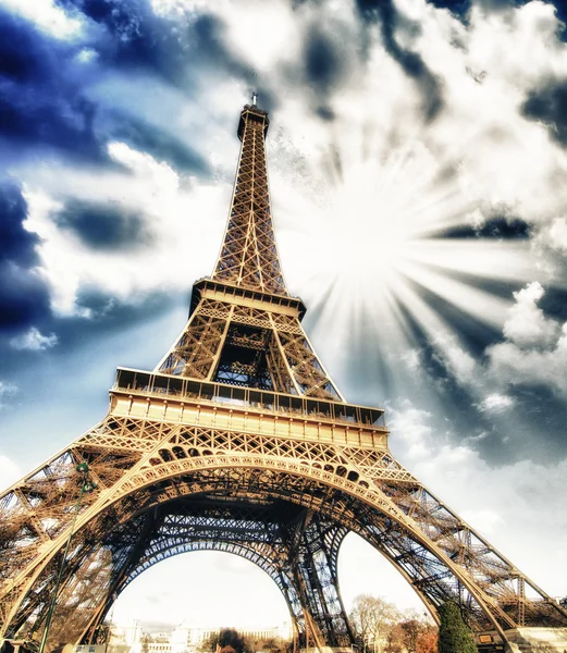 Nuvole e colori del cielo sopra la Torre Eiffel — Foto Stock